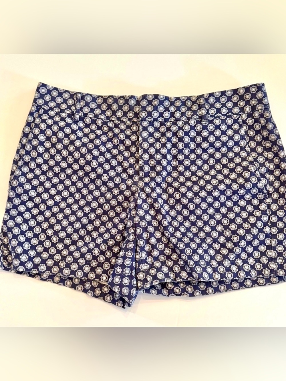 Banana Republic Blue white Shorts Geometric print Sz 4 S Summer Beach Preppy